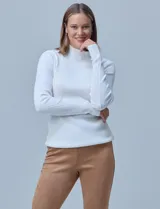 Buzo azul de tejido de punto con textura acanalada, cuello alto y mangas largas.