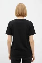 Remera blanca de manga corta con cuello redondo y estampado frontal de inspiración veraniega con motivos italianos, limones y la leyenda Italia Amalfi Capri.