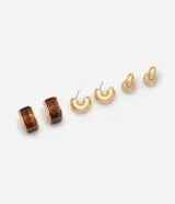 Kit de tres pares de caravanas que incluye un par rectangular con acabado carey y bordes metálicos dorados, un par de aros tipo criolla gruesos en metal dorado, y un par de pequeños aros colgantes con diseño de argollas entrelazadas.