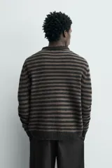 Jersey de punto regular fit, confeccionado en una mezcla de lana y fibra de yak. Presenta un diseño de rayas horizontales, cuello redondo y manga larga con acabados en rib.