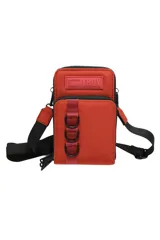 Billetera bandolera color ladrillo con correa larga de tela negra regulable y desmontable. Tiene dos compartimentos rectangulares con cierre y apliques metálicos negros.