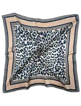 Pañuelo cuadrado de satén con estampado animal print y bordes en tonos neutros. Presenta un diseño versátil y ligero.
