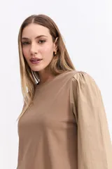 Remera de algodón con cuerpo liso y mangas largas abullonadas en popelina, con puños elásticos fruncidos.