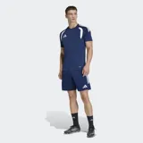 Short de entrenamiento Adidas Tiro 26 League color azul marino, con las icónicas tres tiras blancas en los laterales y el logo de la marca en el muslo. Cuenta con bolsillos laterales con cierre y tecnología Climacool para mayor transpirabilidad.