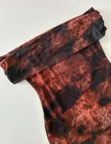 Vestido ajustado con estampado abstracto en tonos marrones y negros.