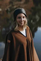 Vincha de cuero sintético negro con interior de corderito. Es reversible y se ajusta con velcro.