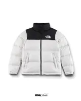Campera puffer The North Face, color gris y negro, con cierre frontal y cuello alto. Logo de la marca bordado en el pecho.