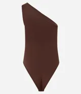 Body de microfibra color tostado, con diseño asimétrico de hombro único y sin mangas.