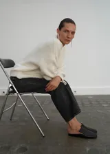 Zapatos tipo mule de piel ovino, color negro, diseño slip-on sin cierre, punta cuadrada y suela plana.