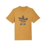 Remera de manga corta color mostaza con un gran logo Trefoil de Adidas Skateboarding estampado en gris oscuro en el pecho.