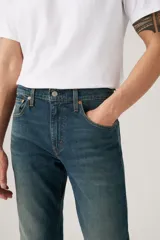 Pantalón de jean Levi's modelo 502 Regular Taper, de corte recto con ajuste cónico hacia el tobillo, en tono azul medio con efecto de lavado desgastado.