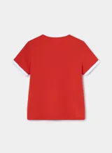 Remera roja de algodón con cuello redondo y mangas cortas con ribete blanco. Estampado frontal con la palabra "Laagam" en blanco.