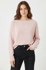 Sweater color crudo de acrílico con cuello a la base y mangas largas.