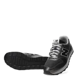 Championes urbanos New Balance modelo 996, color gris metalizado con detalles en blanco y negro. Presentan el logo N característico en los laterales, entresuela acolchada y suela de goma resistente.