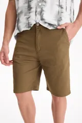 Bermuda de gabardina con spandex estilo chino color negro, con bolsillos laterales y traseros.