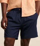 Bermuda de secado rápido color azul marino, con cintura elástica, cordón de ajuste y bolsillos laterales y traseros, ideal para uso casual o de playa.