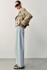 Jeans de tiro alto con diseño barrel y cinco bolsillos, de pernera holgada que se estrecha hacia el tobillo, en tono celeste claro.