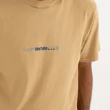 Remera color beige con estampado pequeño en el pecho.