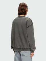 Buzo de cuello redondo Diesel, color gris con efecto lavado, confeccionado en algodón. Presenta el logo de la marca bordado en el pecho con efecto desgastado y costuras expuestas en los bordes.