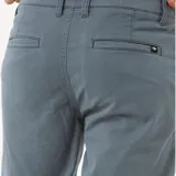 Pantalón de gabardina azul con corte chino, bolsillos laterales y traseros.