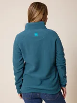 Sweater de polar con medio cierre frontal, cuello alto y mangas largas. Presenta un diseño liso en color azul petróleo con un pequeño logo bordado en el pecho.