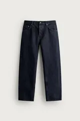 Jeans straight fit de corte recto confeccionados en denim de algodón color negro con efecto lavado. Posee diseño clásico de cinco bolsillos y cierre frontal con cremallera y botón metálico.