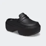 Mocasines Crocs modelo Stomp Loafer, diseño bicolor en blanco y negro con suela alta exagerada.