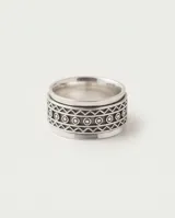 Anillo de plata 925 giratorio con diseño de círculos grabados y cenefas ornamentales.