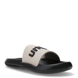 Chanclas Umbro modelo Twise, con base negra y banda superior en color beige con el logo de la marca en relieve negro.