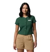 Remera de manga corta Columbia modelo Acker Rock Knit Short, color verde oscuro, de corte corto, cuello redondo y cierre frontal con botones. Presenta un pequeño parche rectangular con el logo de la marca bordado en el pecho.