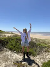 Camisa oversize a rayas verticales azules y blancas, con bolsillo en el pecho con detalle bordado.