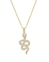 Collar de acero con baño de oro, compuesto por una cadena fina y un dije en forma de serpiente decorado con circonias brillantes.
