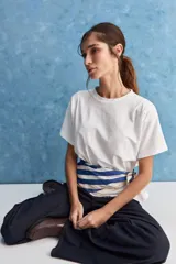 Remera de manga corta color negro, con cuello redondo y calce relajado, confeccionada en tejido suave con elastano.