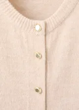 Cardigan de punto de corte recto con cuello redondo, manga larga y cierre frontal con botones dorados.