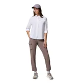 Camisa de aventura Columbia modelo Silver Ridge Utility, color blanco, de manga larga con tecnología Omni-Shade y Omni-Wick, cuello camisero, cierre frontal de botones y bolsillos en el pecho con solapa y cierre de cremallera.