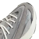 Championes Adidas Lightblaze de diseño deportivo, confeccionados en una combinación de malla transpirable y refuerzos de gamuza sintética en tono gris. Presentan cordones blancos, entresuela blanca con tecnología Lightstrike y suela de goma negra.