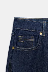 Jeans de tiro alto con pernera ancha y diseño combinado en dos tonos de denim. El panel central es de un lavado azul medio, mientras que los paneles laterales son de un lavado azul oscuro. Presenta cinco bolsillos y cierre frontal con cremallera y botón.