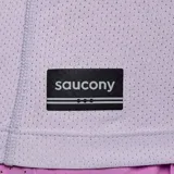 Musculosa deportiva Saucony Stopwatch color lila, con logo reflectivo en el pecho y espalda deportiva.