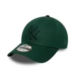 Gorra de béisbol verde oscuro con logo de los New York Yankees bordado en el frente.