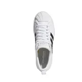 Championes Adidas Court Low de diseño clásico, color blanco con las icónicas tres tiras laterales en negro. Presentan puntera reforzada y suela de plataforma plana con el logo de la marca grabado en el lateral.