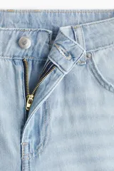 Jean de cinco bolsillos en denim rígido color celeste claro, con piernas amplias y corte holgado de talle medio.