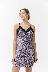 Camisón corto de satén con estampado animal print tipo leopardo en tonos violeta y negro, con detalles de encaje negro en el escote y tirantes finos ajustables.