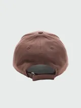 Gorra de baseball Moncler de color marrón, con visera curva, ojales bordados para ventilación y parche con el logo de la marca bordado en el frente.