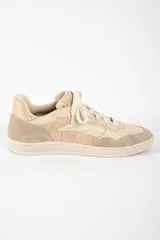 Zapatilla de cuero legítimo en tonos beige, con diseño combinado que incluye paneles de cuero liso, cuero con textura de reptil y detalles de gamuza en la puntera y el talón. Cuenta con cordones al tono y suela de goma.
