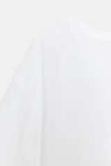 Camiseta negra de corte regular fit, con escote en V y mangas cortas amplias.