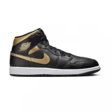 Championes Jordan 1 Mid, color negro con detalles dorados, de caña media, con el logo de Nike en los laterales y el logo de Air Jordan en el tobillo.
