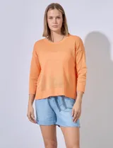 Buzo color salmón en tejido calado, marca Cable & Gauge. Cuello a la base, largo de manga 3/4. Ruedo y puño en tejido acanalado.