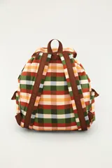 Mochila multicolor con patrón a cuadros, solapa frontal con cierre de hebilla, bolsillo delantero con cierre y bolsillos laterales.