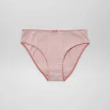 Pack de siete bombachas de algodón con diseños variados, incluyendo estampados de vaquitas de San Antonio, flores y colores lisos, todas con un pequeño lazo decorativo en la cintura.