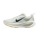 Championes de running Nike Vomero 18, color negro con detalles en rojo y amarillo, entresuela ZoomX blanca y suela negra.